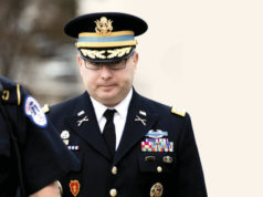 El exoficial del Ejército, ayer, al arribar a su audiencia con legisladores, en Washington. Foto: AP