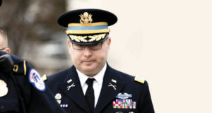 El exoficial del Ejército, ayer, al arribar a su audiencia con legisladores, en Washington. Foto: AP