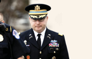 El exoficial del Ejército, ayer, al arribar a su audiencia con legisladores, en Washington. Foto: AP