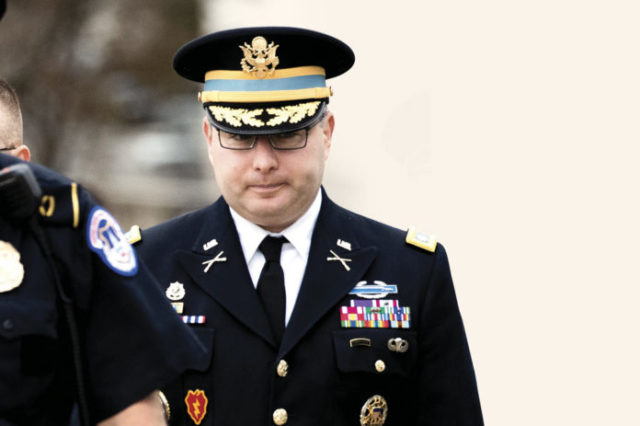 El exoficial del Ejército, ayer, al arribar a su audiencia con legisladores, en Washington. Foto: AP