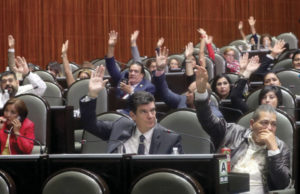 El pleno de la Cámara baja al sufragar en materia de fuero constitucional, ayer. Foto: Especial