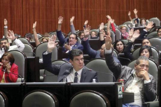 El pleno de la Cámara baja al sufragar en materia de fuero constitucional, ayer. Foto: Especial