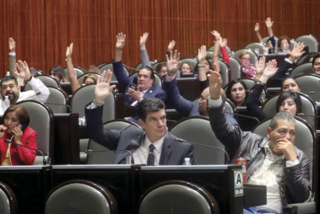 El pleno de la Cámara baja al sufragar en materia de fuero constitucional, ayer. Foto: Especial