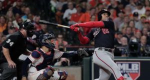 Soto ve cómo su cuadrangular vuela hacia el jardín derecho. El jonrón fue de 413 pies, el de más altura de ayer. Foto: AP