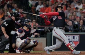 Soto ve cómo su cuadrangular vuela hacia el jardín derecho. El jonrón fue de 413 pies, el de más altura de ayer. Foto: AP