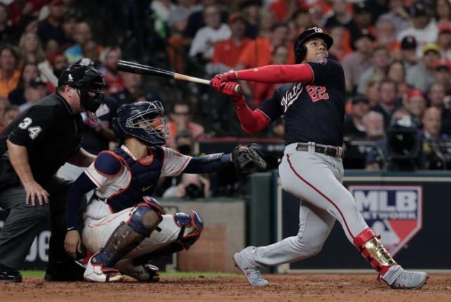 Soto ve cómo su cuadrangular vuela hacia el jardín derecho. El jonrón fue de 413 pies, el de más altura de ayer. Foto: AP