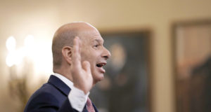 El representante de EU en Bruselas jura decir la verdad, ayer, ante el Congreso. Foto: AP