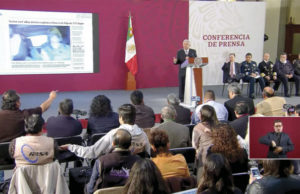 Intercambio del Presidente con periodistas, ayer. Foto: Especial