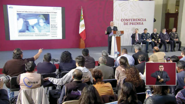 Intercambio del Presidente con periodistas, ayer. Foto: Especial