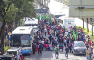 Policías capitalinos (al fondo) impidieron la movilización de campesinos, ayer. Foto: Cuartoscuro