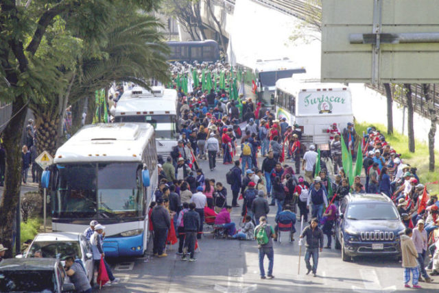 Policías capitalinos (al fondo) impidieron la movilización de campesinos, ayer. Foto: Cuartoscuro