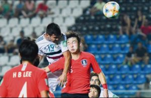 El mexicano Alí Ávila supera la marca del coreano Bang Woojin para marcar de cabeza la diana. IMAGO7