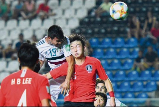 El mexicano Alí Ávila supera la marca del coreano Bang Woojin para marcar de cabeza la diana. IMAGO7
