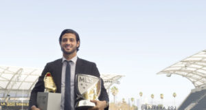 Carlos vela al recibir el premio, ayer. Foto: Reuters