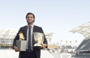 Carlos vela al recibir el premio, ayer. Foto: Reuters