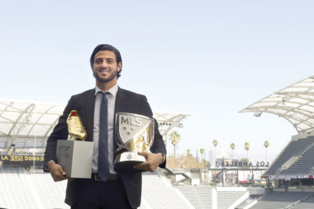 Carlos vela al recibir el premio, ayer. Foto: Reuters