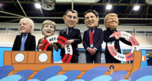De izq. a der. las botargas de B. Johnson (GB), A. Merkel (Alemania), E. Macron (Francia), J. Trudeau (Canadá) y D. Trump (EU) en la COP25, ayer. Foto: Reuters