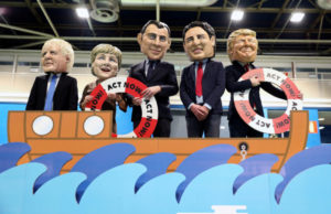 De izq. a der. las botargas de B. Johnson (GB), A. Merkel (Alemania), E. Macron (Francia), J. Trudeau (Canadá) y D. Trump (EU) en la COP25, ayer. Foto: Reuters