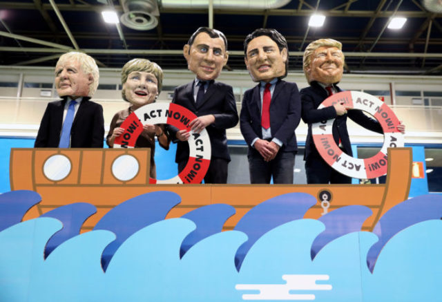 Activists protest during U.N. Climate Change Conference (COP25) in Madrid De izq. a der. las botargas de B. Johnson (GB), A. Merkel (Alemania), E. Macron (Francia), J. Trudeau (Canadá) y D. Trump (EU) en la COP25, ayer. Foto: Reuters