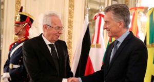 El diplomático (izq.) entregó sus cartas credenciales al expresidente Macri en agosto. Foto: Especial