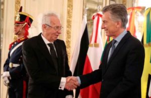 El diplomático (izq.) entregó sus cartas credenciales al expresidente Macri en agosto. Foto: Especial