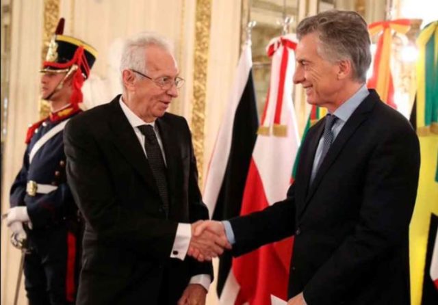 El diplomático (izq.) entregó sus cartas credenciales al expresidente Macri en agosto. Foto: Especial