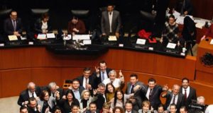 El cuerpo legislativo ratificó ayer los cambios al tratado comercial, pactados por los gobiernos de México, Estados Unidos y Canadá, con 107 votos a favor y uno en contra. Foto Roberto García Ortiz