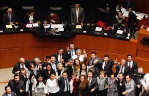 El cuerpo legislativo ratificó ayer los cambios al tratado comercial, pactados por los gobiernos de México, Estados Unidos y Canadá, con 107 votos a favor y uno en contra. Foto Roberto García Ortiz